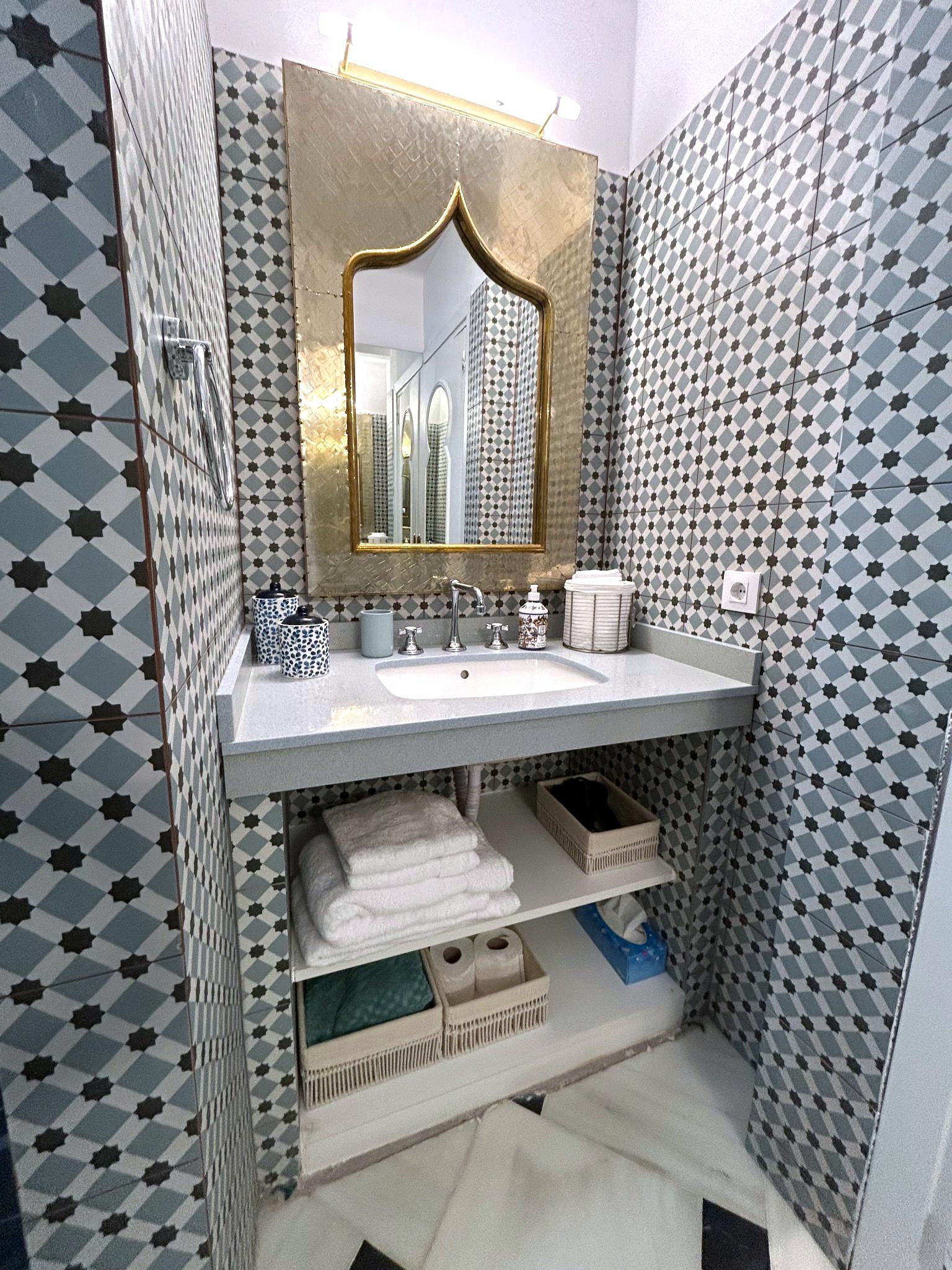 Bed 2 bathroom - photography by Catalá Creative